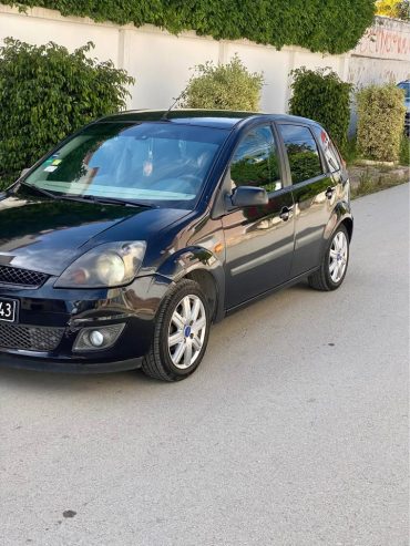 Voiture-Ford-Fiesta-avec-batterie-neuve-et-amortisseurs-recents-1
