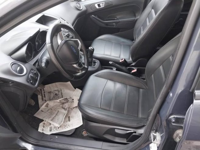 Voiture-Ford-Fiesta-bien-entretenue-2014-essence-boite-manuelle