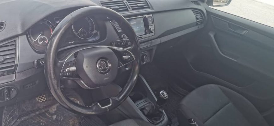 Voiture-Skoda-Fabia-74000-km-tres-bon-etat-Tunisie