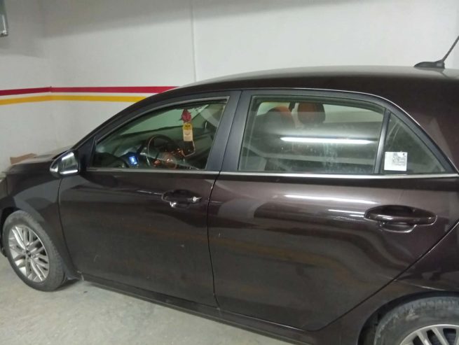 Voiture-essence-Kia-Rio-bien-entretenue
