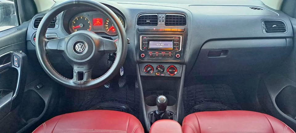 Volkswagen-Polo-Sedan-1.4-5CV-annee-2015-en-bon-etat-a-vendre-a-Tunis