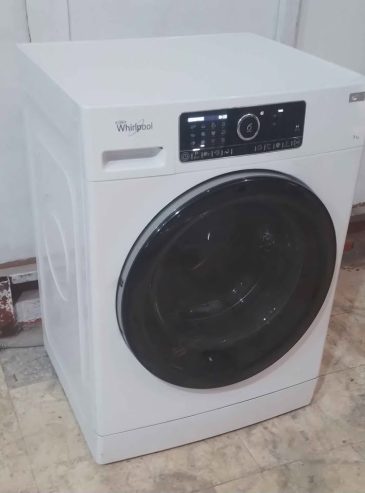 Vue-avant-de-la-machine-a-laver-Whirlpool-Direct-Drive-7-kg
