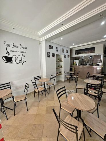 Vue-interieure-de-la-cafeteria-SUN-SHINE-avec-comptoir-et-tables