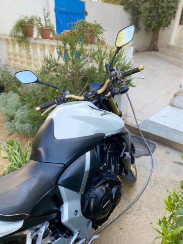 Vue-laterale-de-la-Honda-CB1000R-Extreme-gris-et-noire