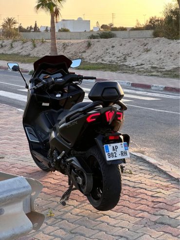 YAMAHA-T-MAX-530-ABS-2025-pour-motards-performants-a-Djerba
