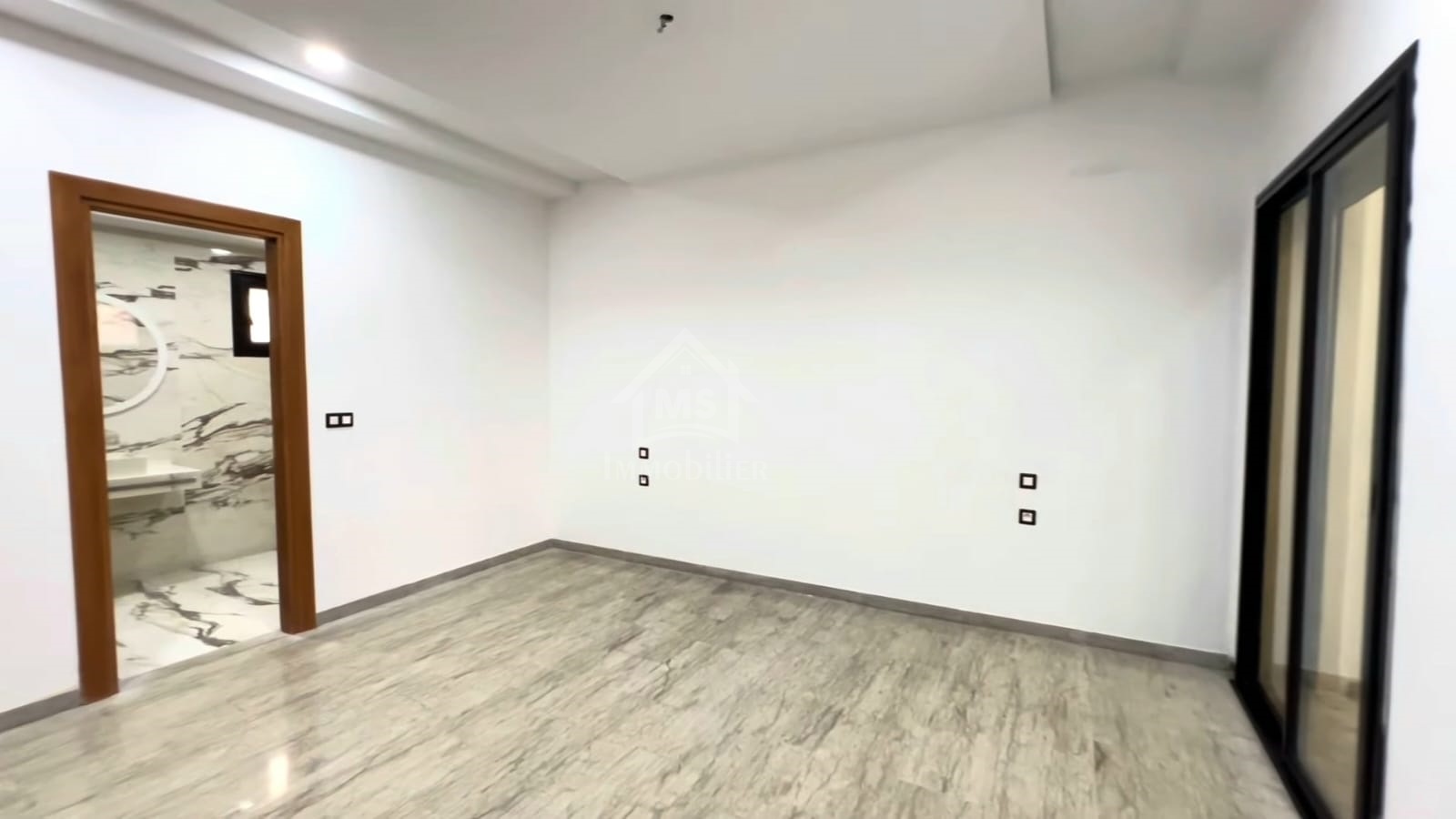 Villa S+5 Haut Standing avec Piscine à Vendre