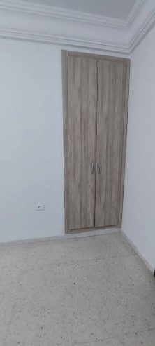 dressing-dans-Chambre-dans-un-appartement-a-louer-a-El-Aouina