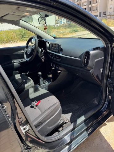 kia-picanto-interieur-propre-tunisie