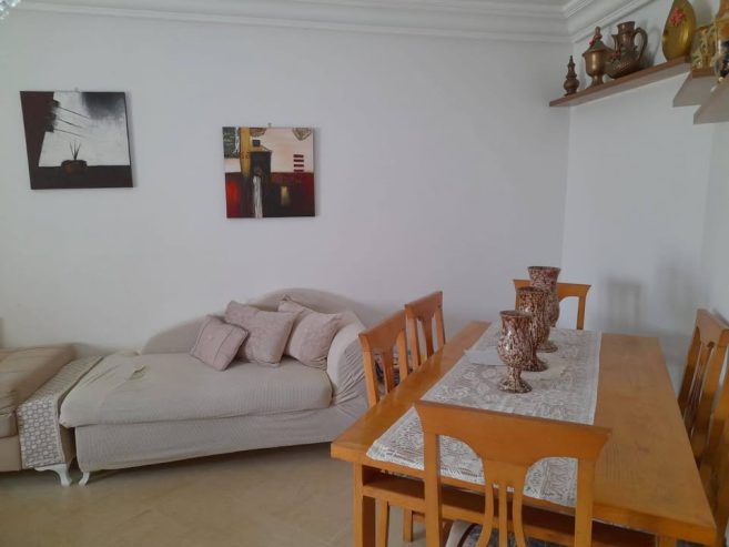 salon-lumineux-avec-balcon-vue-degagee-appartement-mornag