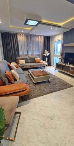 salon-spacieux-appartement-jardins-de-carthage