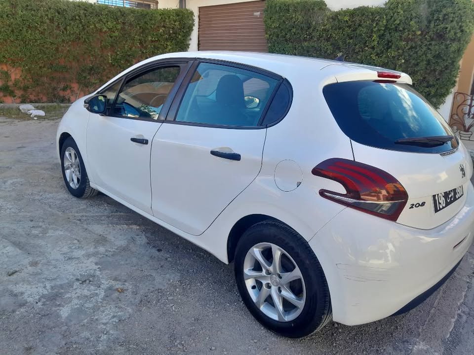 voiture-peugeot-208-ecran-tactile-7-pouces-tunisie