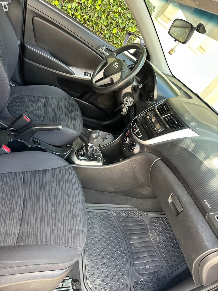 Interieur-voiture-hyundai-solaris-2017-noir-prix-bas-bon-etat-a-vendre-tunisie