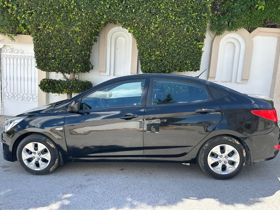 Jante-en-alliage-voiture-hyundai-solaris-2017-noir-prix-bas-bon-etat-a-vendre-tunisie