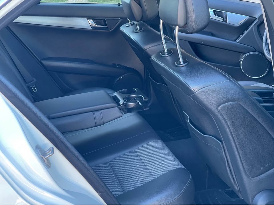 Sieges-cuir-Mercedes-Classe-C-interieur