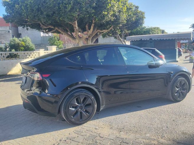 Tesla-Model-Y-voiture-electrique-rare-a-vendre-Megrine