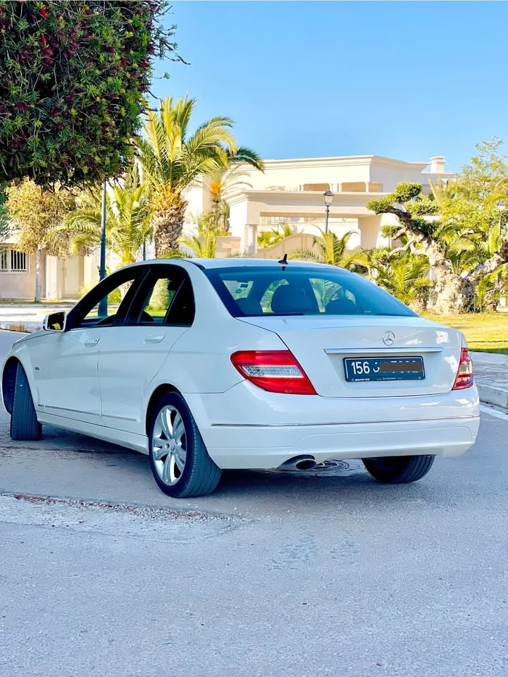 Vue-arriere-Mercedes-Classe-C-180-Sousse