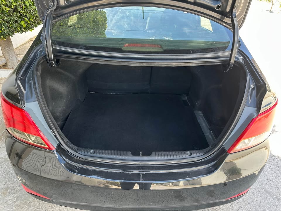 coffre-voiture-hyundai-solaris-2017-noir-prix-bas-bon-etat-a-vendre-tunisie