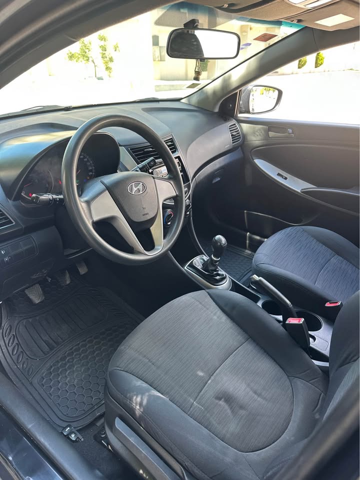 image-hyundai-solaris-essence-6cv-pneus-neufs-batterie-neuve-tunisie