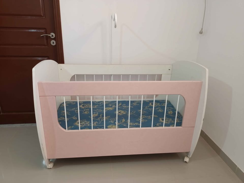 lit-bebe-rose-et-blanc-occasion-Sousse-Tunisie