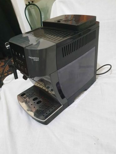 machine-Delonghi-Magnifica-vue-de-face-Tunisie