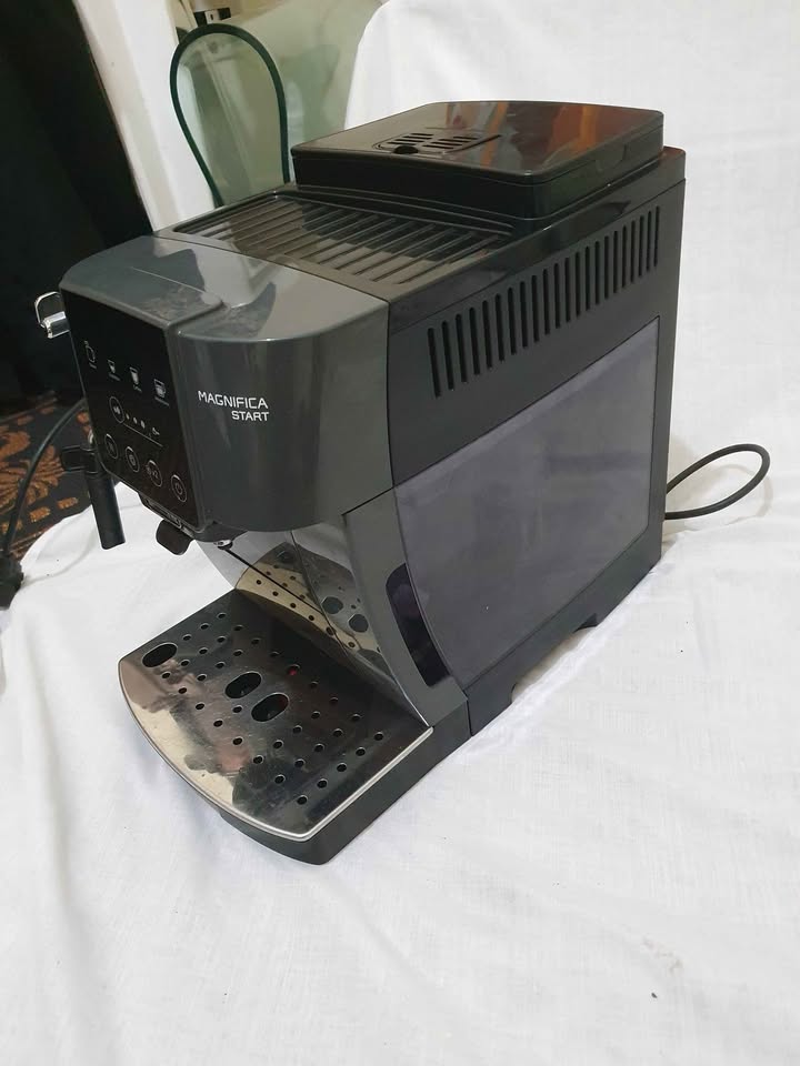 machine-Delonghi-Magnifica-vue-de-face-Tunisie