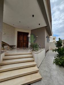 maison-haut-standing-3-niveaux-terrain-260m2-garage-jardin-tunisie