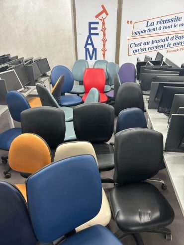 mobilier-professionnel-centre-dappel-chaises-tables-comptoir