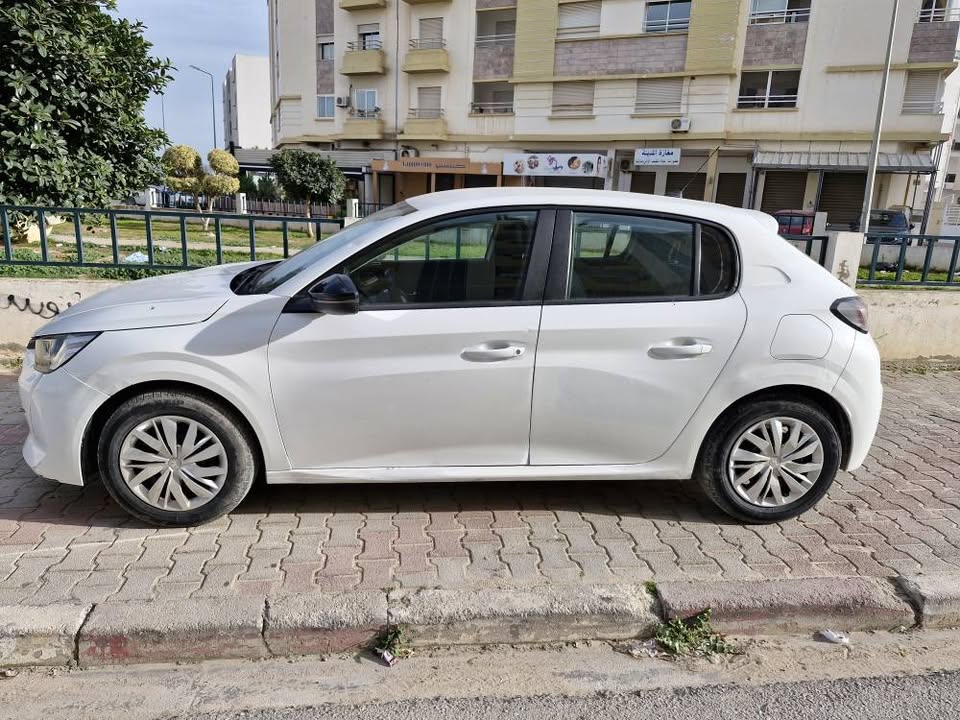 peugeot208-ecran-tactile-feux-led