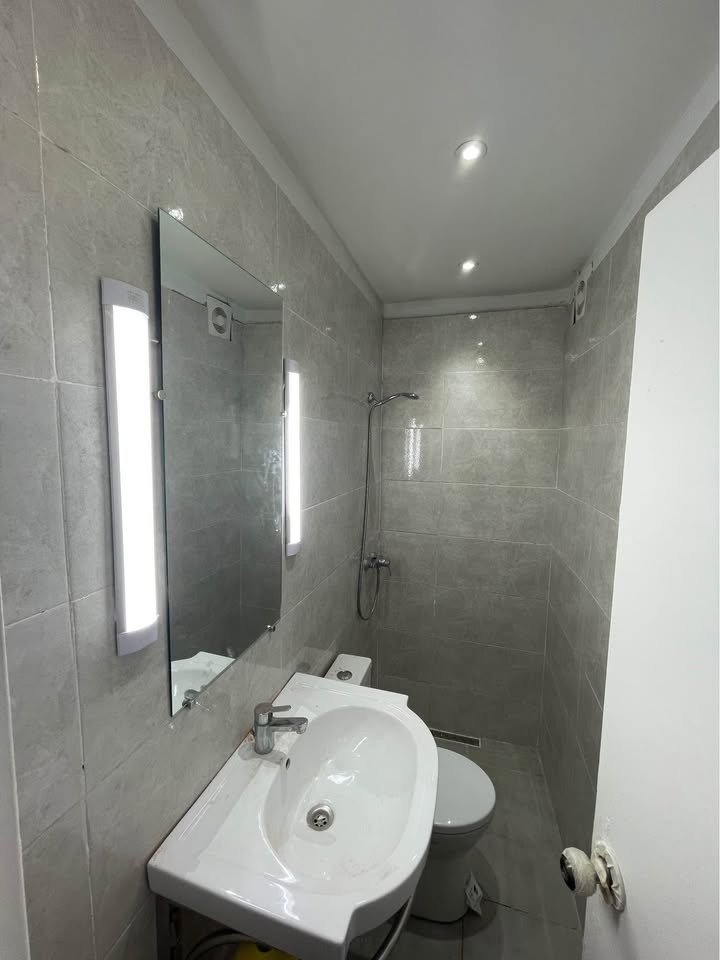 salle-de-bain-moderne-location-appartement-Tunis