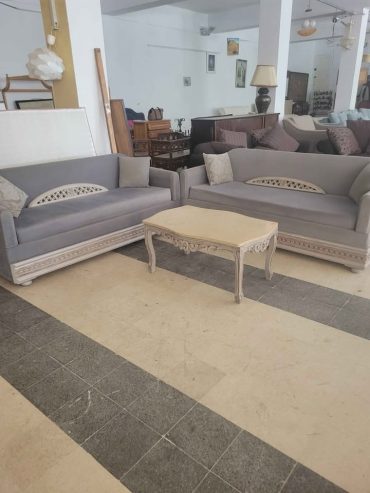 salon-classique-gris-avec-table