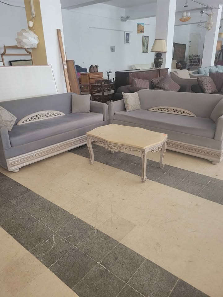 salon-classique-gris-avec-table