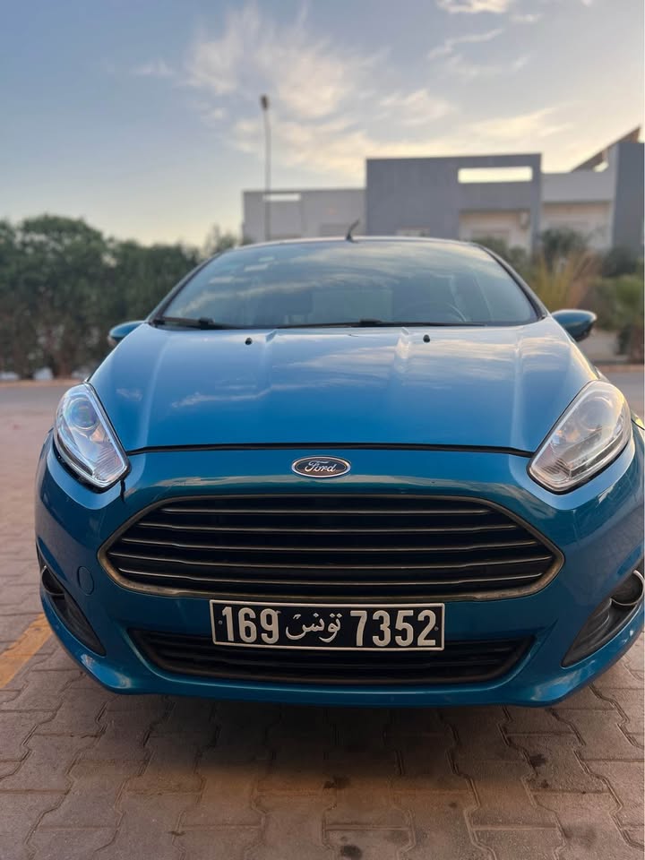voiture-ford-bleu-titanium-occasion