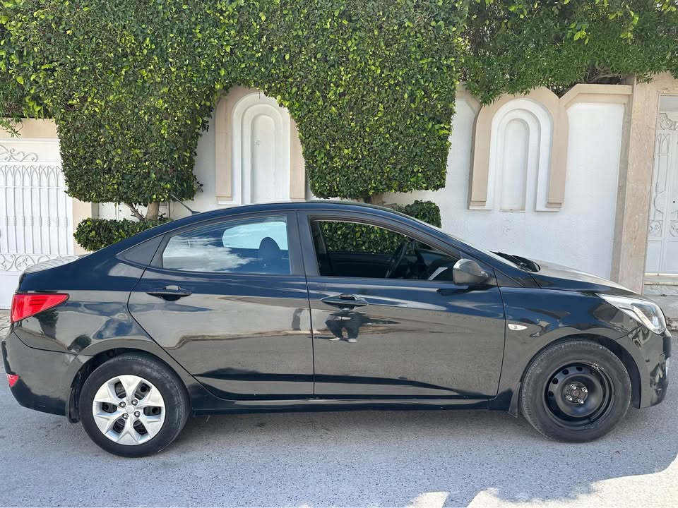 voiture-hyundai-solaris-2017-noir-prix-bas-bon-etat-a-vendre-tunisie