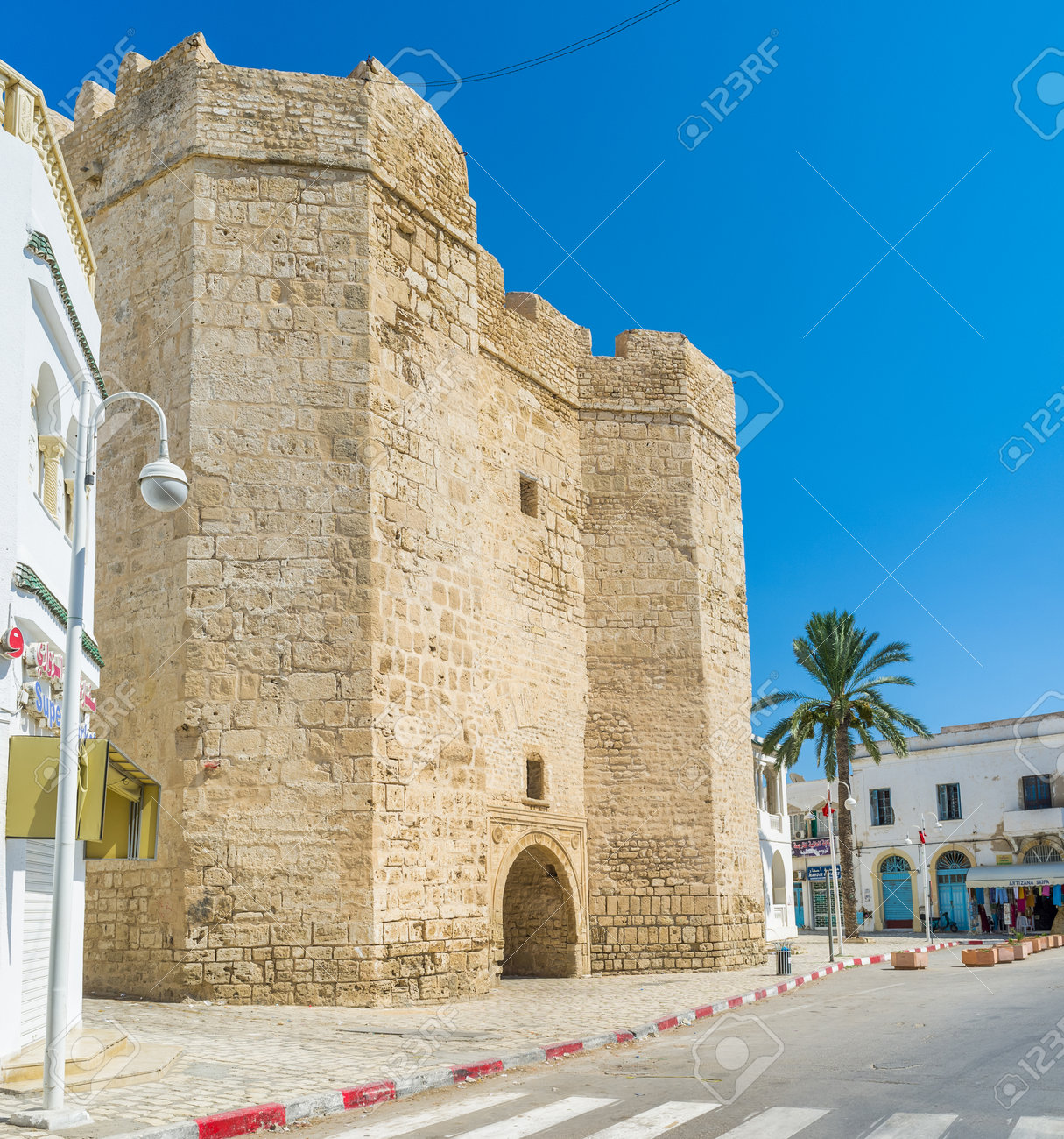 46710796-mahdia-tunez-29-de-agosto-2015-el-viejo-skifa-kahla-gates-son-la-unica-parte-conservada-de-la