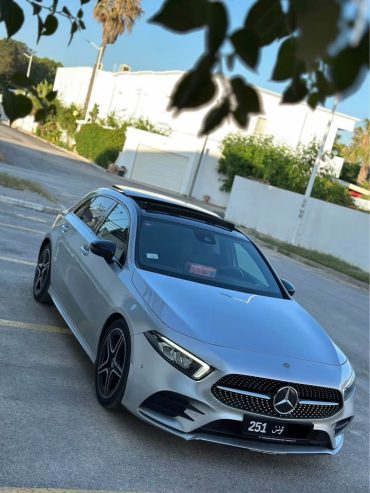 a180-mercedes-noire-toit-panoramique