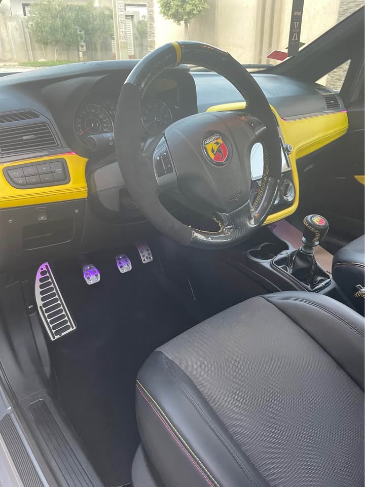 fiat-grande-punto-noire-jantes-sport