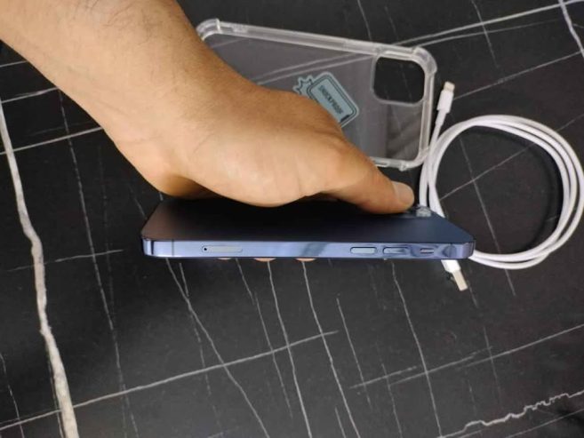 iphone-12-pro-ecran-petite-tache-invisible