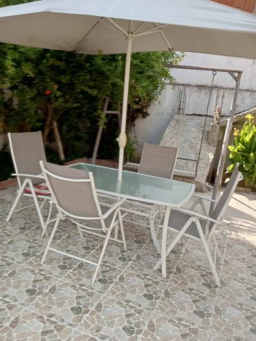 mobilier-jardin-4-chaises-parasol-verre
