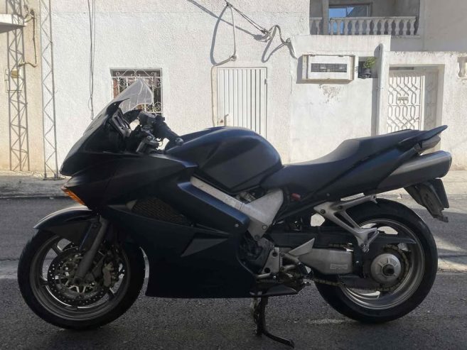 moto-piste-honda-vfr800-tunisie