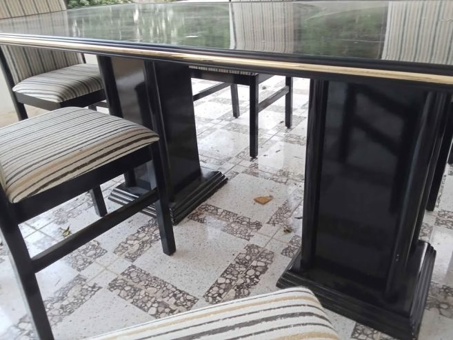 salle-a-manger-avec-chaises-noires