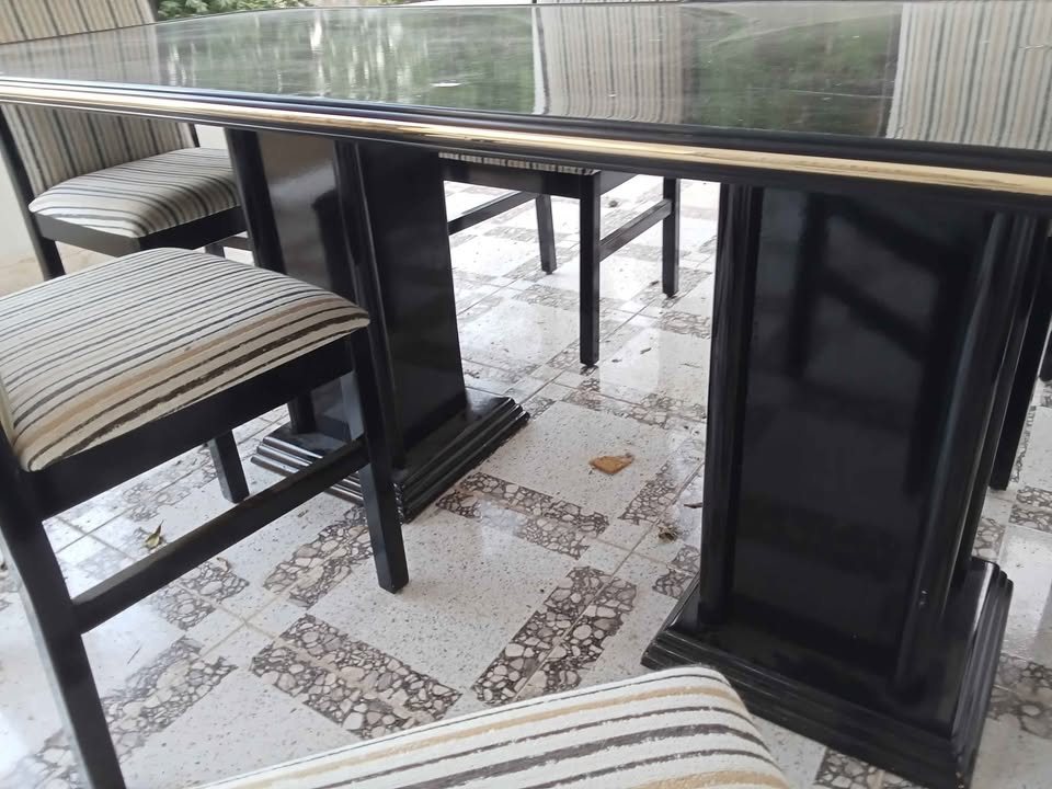 salle-a-manger-avec-chaises-noires