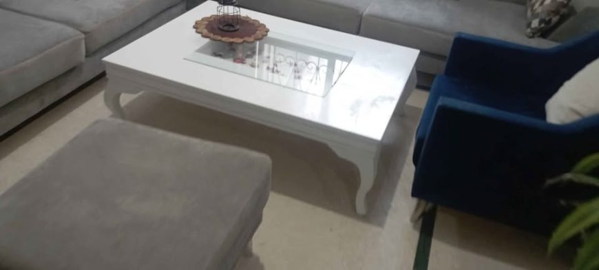 salon-avec-table-blanche-a-vendre