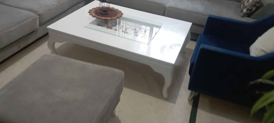 salon-avec-table-blanche-a-vendre