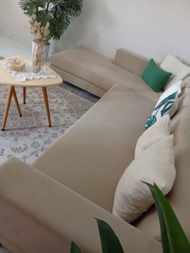 salon-de-coin-avec-tables-offertes