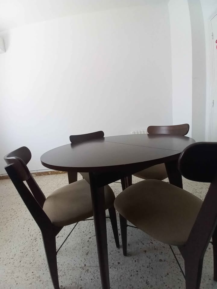 table-neuve-avec-4-chaises-a-vendre-mutuelleville