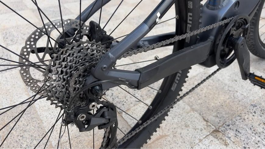 velo-cube-hybride-avec-moteur-bosch