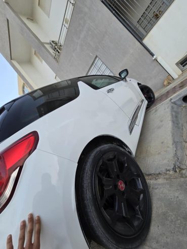 voiture-blanche-hergla-compacte