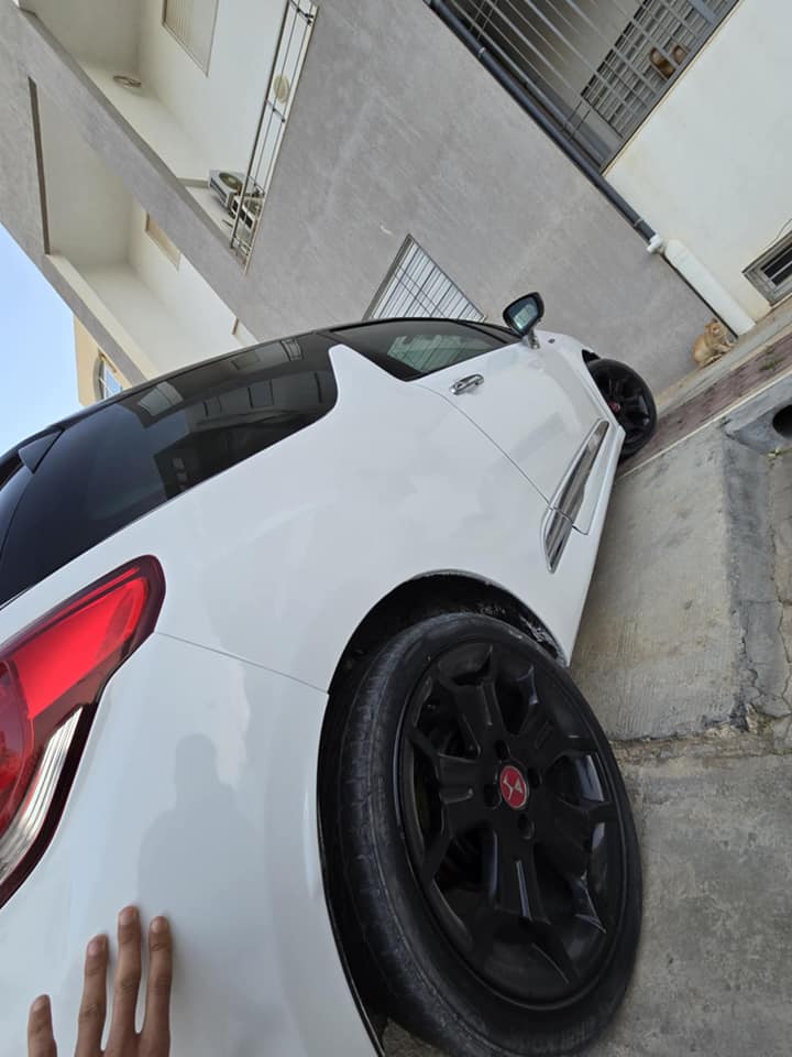 voiture-blanche-hergla-compacte
