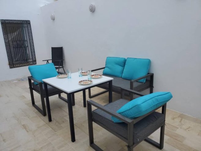 Terrasse-dans-immeuble-de-charme-hammamet-confort
