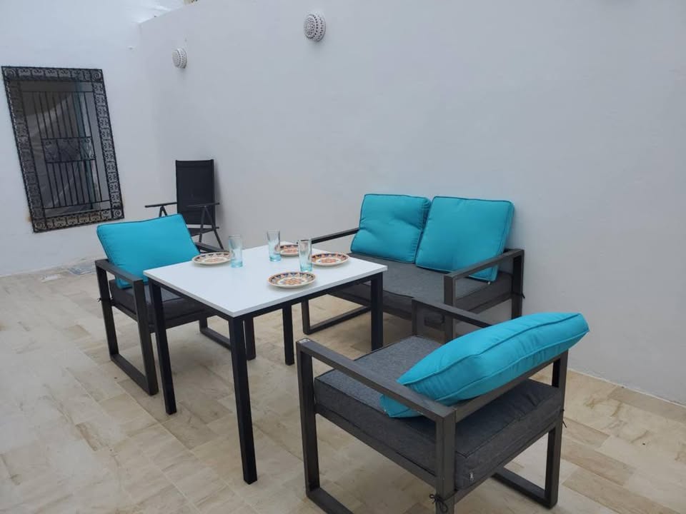 Terrasse-dans-immeuble-de-charme-hammamet-confort